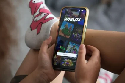 Roblox child safety concerns grow as a developer urges parents to monitor kids constantly, raising questions about platform security and risks for young users.