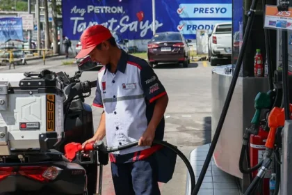 Philippines declares national energy emergency amid Middle East Conflict As the Middle East conflict continues disrupting global oil supplies, The Philippines declared an energy emergency. The executive order was signed by President Ferdinand Marcos Jr to ensure the energy security of the Philippines and stabilize its economy. The ongoing conflict between the US, Israel and Iran, he warned, has created serious risks for fuel supply. This situation is worsened by disruptions to the Strait of Hormuz - a major global oil shipping route. The risks of heavy dependence on imported oil About 98% of the oil consumed in the Philippines is imported, with most of that coming from Gulf countries. The Philippines is highly dependent on global oil supply. Fuel prices have risen dramatically since the 28th of February when conflict started. The price of petrol and diesel has more than doubled since the beginning of the conflict. The sharp rise in prices has placed pressure on businesses and households. The Government takes Control Measures Declaring an emergency allows for quick action by the government. The government can purchase fuel directly and control its distribution throughout the country. The committee overseeing the distribution of goods essential to life has been created. Fuel, food and medicine are all included. It is important to keep the price of fuel and food under control. It will last for a year unless it is lifted or extended by the President. Fuel shortages are a growing concern Concerns about fuel shortages are being raised by officials. Sharon Garin, the Energy Secretary of Israel, stated that there are still 45 days worth of fuel left. In order to manage this crisis, the Government has taken several measures. To save fuel, the government has given subsidies to drivers of transport and cut ferry services. To reduce energy consumption, civil servants now work a 4-day-week. As LNG costs rise, shift towards coal In the near future, due to the rising prices of natural gas liquefied in the world market, the Philippines will rely on more coal-fired plants. The Philippines is taking this step to ensure electricity supplies despite rising energy prices. This shift could raise long-term environmental issues. Asia faces major impact from oil disruptions Asia is still highly vulnerable to the current crisis. Nearly 90% of the oil and gas that passed through Strait of Hormuz last year was bound for Asian countries. This route is directly affected by any disruption. It also has an impact on the energy supply and prices in the entire region. This situation highlights the need for long-term energy planning and diversification.