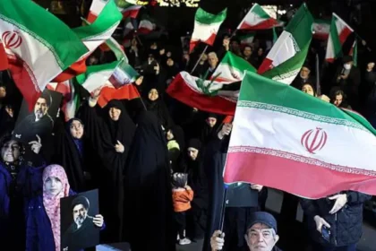 Trump Iran Peace Plan Faces Pushback White House officials claim that the US has the initiative in Iran. Iran's refusal to accept the peace offer highlights an important reality: Trump can not fully control the conflict. US wants to protect the Strait of Hormuz. This is a vital waterway that carries about 20% of all global gas and oil exports. The US still hasn't found a way to stop Iranians from attacking commercial vessels more than three weeks after the start of the conflict. The attacks have driven up energy prices, but NATO has not responded to calls for help. Strait of Oman Remains Major Challenge The Strait of Hormuz is the problem facing the President. Stephen Hadley said that if he left it in Iranian hands, it would be hard to claim victory. Hadley was a former National Security Advisor under George W. Bush. Stephen Hadley, former national security adviser under President George W. Bush, said that Trump’s lack of consultations with foreign nations has made it difficult to gain international support. Mixed Signals on Peace and Military Action In the proposed plan, demands are made for Iran to give up its nuclear program and limit ballistic missiles. It also calls on Iran to allow the Strait of Hormuz reopen. The plan was developed by Steve Witkoff, Jared Kushner and the other negotiators who are leading these talks. They based it on previous multi-point proposals for peace used during negotiations with Ukraine and Gaza. Trump, who had threatened Iran with an offensive if it did not open the Strait of Hormuz, has now halted his offensive, citing the "major progress' in the peace negotiations. However, experts warned that Tehran was likely to reject such extreme demands. Concerns of Congress and party divisions Republicans have criticized Trump for his deployment of more than 1,000 paratroopers in Iran. Congresswoman Nancy Mace criticized the decision after receiving a briefing from defense officials in a private setting. Mace stated on X that "this briefing confirms I will not be supporting troops on the ground" in Iran. Mace's stance illustrates the division between MAGA-supporters who are anti-interventionist and those who support military action. Others lawmakers were frustrated by the lack of details provided by the Pentagon. House Speaker Mike Johnson remained, however, confident in the speedy conclusion of this military operation. Tehran Asserts its Own Terms Iran's reaction made it very clear that Tehran believed it controlled the direction of war. Unidentified Iranian officials said that the country will end the war only when it meets its conditions. The US can't dictate what happens despite Trump’s confident attitude.