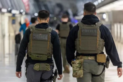 US Senate Approves Homeland Security Funding Despite Airport Delays After a partial shutdown of the government lasting 40 days, the US Senate passed a package of funding to allow operations at Homeland Security to resume. To break the impasse, however, the lawmakers excluded immigration enforcement agencies including ICE from the agreement. This shutdown has had an impact on US airline travel. The shutdown caused a shortage of staff and delays for passengers across the nation. Trump Supports TSA Workers Donald Trump, the US president, announced that he was going to sign an executive directive before the Senate vote. This would ensure TSA agents receive immediate payment. The move was intended to relieve pressure on airport operations. John Thune, the Republican Senate majority leader, criticized Democrats over their funding crisis. John Thune said that Democrats' refusal to compromise earlier had forced Republicans to pass Homeland Security as a partial bill instead of approving the full measure. Democrats Call for Reforms to ICE Chuck Schumer, Democratic Minority leader, defended the position of his party. He confirmed that the funding package included agencies such as the TSA Coast Guard and FEMA. Before approving funding, Democrats called for reforms at Immigration and Customs Enforcement. The Democrats demanded a ban of agents in masks and stricter regulations against racial profileing. They also called for mandatory warrants to enter private properties. The demands were made in response to a controversial event that occurred in Minneapolis. During an operation earlier in the year, federal agents killed Renee Good, a US citizen, and Alex Pretti. This case has intensified the criticisms of ICE's practices across the country. The impact of the shutdown is highlighted by airport chaos Airport security was severely affected by the funding shortfall. Since mid-February, around 50,000 TSA employees had not been paid. Many workers stopped coming to work and hundreds quit. In response, the capacity of security checkpoints was reduced. Only 30% to 50% checkpoints were open in some airports. Passengers faced severe delays. Travelers in Houston waited for hours on end, as they sat through long and winding lines. They thought they were at security only to discover another queue ahead.