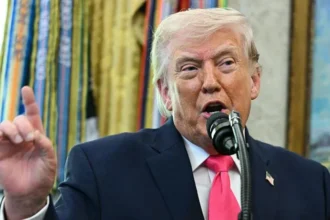 Trump Delays Strike Against Iran's Energy Sector: Strategy or Signal? Donald Trump once again delayed a potential attack on Iran’s energy infrastructure, this time for 10 days. The timing of this move is critical in an ongoing conflict which has lasted for almost a month. This delay begs the question, is it a move toward diplomacy or a preparation for an escalation of violence? The Multiple Motivations of a Tactical Pause Delaying a decision does not indicate that peace is imminent. Trump uses deadlines to his advantage. He uses them to control narratives and influence markets. They also give him room to maneuver. The announcement of this latest pause came shortly after the US market closed. This timing indicates an attempt to calm down financial uncertainty. The administration could be trying to avoid sudden shocks on global markets by avoiding an immediate escalation. Washington has more time now to consider diplomatic options. Pakistan is acting as an intermediary in the indirect communication that takes place between Iran and the US. Even early talks are underway about the possibility of a neutral meeting. Expectations remain low. Both sides have made tough demands that make a rapid agreement difficult. The Military build-up continues Military preparations intensify as well, while diplomacy continues. Around 2,000 US Marines will be moving from Japan into the Middle East. California is also sending thousands of parachutists. According to reports, up to 10,000 more troops may follow. The buildup suggests that this pause is not purely diplomatic. It gives time for forces to be positioned in preparation of a possible strike. The message is also clear to Iran - accept the terms or suffer serious consequences. Strait of Hormuz Remains central Conflict has increasingly been focused on the Strait of Hormuz - a vital passageway for oil shipping around the world. Iran has limited access to the Strait of Hormuz, which affects international trade and markets for energy. The US has effectively allowed Iran to continue its current position for several more days by extending the date. Both sides are continuing limited attacks to keep tensions up without starting a full-scale conflict. Diplomacy or escalate? Trump's action keeps both options open. It creates a space for negotiation. It also strengthens the military's readiness. Short-term, nothing has changed. The military exchanges are continuing, but the threat of an escalation remains. It will be crucial to see if this temporary pause results in talks, or worsens the conflict.