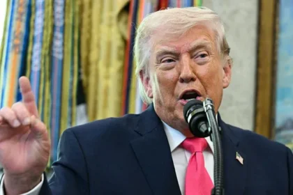 Trump Delays Strike Against Iran's Energy Sector: Strategy or Signal? Donald Trump once again delayed a potential attack on Iran’s energy infrastructure, this time for 10 days. The timing of this move is critical in an ongoing conflict which has lasted for almost a month. This delay begs the question, is it a move toward diplomacy or a preparation for an escalation of violence? The Multiple Motivations of a Tactical Pause Delaying a decision does not indicate that peace is imminent. Trump uses deadlines to his advantage. He uses them to control narratives and influence markets. They also give him room to maneuver. The announcement of this latest pause came shortly after the US market closed. This timing indicates an attempt to calm down financial uncertainty. The administration could be trying to avoid sudden shocks on global markets by avoiding an immediate escalation. Washington has more time now to consider diplomatic options. Pakistan is acting as an intermediary in the indirect communication that takes place between Iran and the US. Even early talks are underway about the possibility of a neutral meeting. Expectations remain low. Both sides have made tough demands that make a rapid agreement difficult. The Military build-up continues Military preparations intensify as well, while diplomacy continues. Around 2,000 US Marines will be moving from Japan into the Middle East. California is also sending thousands of parachutists. According to reports, up to 10,000 more troops may follow. The buildup suggests that this pause is not purely diplomatic. It gives time for forces to be positioned in preparation of a possible strike. The message is also clear to Iran - accept the terms or suffer serious consequences. Strait of Hormuz Remains central Conflict has increasingly been focused on the Strait of Hormuz - a vital passageway for oil shipping around the world. Iran has limited access to the Strait of Hormuz, which affects international trade and markets for energy. The US has effectively allowed Iran to continue its current position for several more days by extending the date. Both sides are continuing limited attacks to keep tensions up without starting a full-scale conflict. Diplomacy or escalate? Trump's action keeps both options open. It creates a space for negotiation. It also strengthens the military's readiness. Short-term, nothing has changed. The military exchanges are continuing, but the threat of an escalation remains. It will be crucial to see if this temporary pause results in talks, or worsens the conflict.