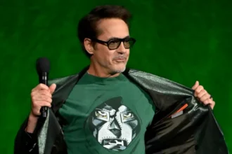 Avengers: Doomsday Brings Major Surprises One of the biggest highlights came from Marvel Studios. The studio unveiled the first trailer for Avengers: Doomsday. Fans were surprised to see Robert Downey Jr. return, but this time as the villain Doctor Doom. He previously played Iron Man in earlier Avengers films. The movie features a mix of new and returning characters. Patrick Stewart appears again as Professor Xavier. Chris Evans also returns as Captain America, alongside Chris Hemsworth as Thor. The trailer teased action-packed scenes, including a fight between Gambit and Shang-Chi, played by Channing Tatum and Simu Liu. Chris Evans said he only agreed to return because the story gives a strong reason for his character’s comeback. The film is set to release on 18 December. Top Gun 3 Officially in Development Another major announcement came from Paramount Pictures. The studio confirmed that Top Gun 3 is now in development. Tom Cruise will return to his iconic role. The script is already in progress, according to studio executives. The previous film, Top Gun: Maverick, was a massive success. It earned around $1.5 billion worldwide and helped bring audiences back to cinemas after the pandemic. Cruise also promoted another project at the event. In the film Digger, he plays an aging oil tycoon dealing with environmental issues. Ariana Grande and More Star Power The event also featured Ariana Grande, who is set to appear in upcoming projects. Hollywood continues to rely on big names and strong franchises to attract audiences.