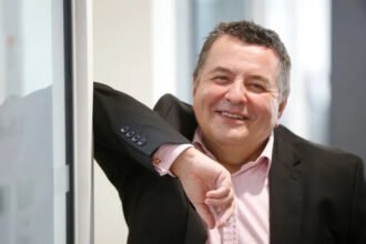 Can a digital twin turn workers into superworkers? What is Digital Richard? Digital Richard, an AI-based digital twin for Richard Skellett is created by Digital Richard. The interface is a screen-based version of Richard Skellett. The system learns through his calls, meetings, documents and presentations. It also analyzes how he solves his problems and thinks. It doesn't behave like an ordinary chatbot. In a structured manner, it reflects both his knowledge and working style. The System Works ChatGPT is used to build the digital twin. The system processes large quantities of data, both personal and professional. Then, it organizes the information to respond according to Skellett’s reasoning and decisions. Separate areas are available for both work and private use. Only colleagues who work together can access information related to business. Skellett relies on the Twin to help him make decisions and present clients. He also uses it to manage his daily tasks. Effects on the Workplace Bloor Research is expanding the use of this method across their global team. It is the goal to make a digital copy of each employee. Some employees use the digital twin before retiring to reduce their workload. Some workers use their digital twin during extended leave. One case involved a digital twin who handled parts of the work for a marketing worker on maternity. It reduced the need to hire temporary employees. This approach is expected to become the standard in knowledge-based jobs. The Industry as a Whole Experts in technology predict that the digital replication of employees will be commonplace within a few years. Gartner, for example, expects this sector to grow rapidly. AI-based systems are being tested by companies that mimic communication and work habits. There have also been reports that large tech companies are also exploring the same ideas with senior executives. The Meaning of This Could Be By automating routine tasks and assisting in decision-making, digital twins can increase productivity. Workers could focus more on high-value work. This raises issues of control, responsibility, and privacy. These systems will require clear guidelines for companies.