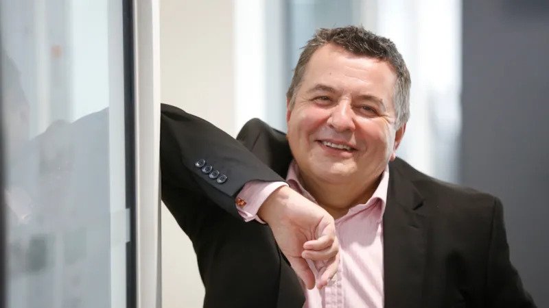 Can a digital twin turn workers into superworkers? What is Digital Richard? Digital Richard, an AI-based digital twin for Richard Skellett is created by Digital Richard. The interface is a screen-based version of Richard Skellett. The system learns through his calls, meetings, documents and presentations. It also analyzes how he solves his problems and thinks. It doesn't behave like an ordinary chatbot. In a structured manner, it reflects both his knowledge and working style. The System Works ChatGPT is used to build the digital twin. The system processes large quantities of data, both personal and professional. Then, it organizes the information to respond according to Skellett’s reasoning and decisions. Separate areas are available for both work and private use. Only colleagues who work together can access information related to business. Skellett relies on the Twin to help him make decisions and present clients. He also uses it to manage his daily tasks. Effects on the Workplace Bloor Research is expanding the use of this method across their global team. It is the goal to make a digital copy of each employee. Some employees use the digital twin before retiring to reduce their workload. Some workers use their digital twin during extended leave. One case involved a digital twin who handled parts of the work for a marketing worker on maternity. It reduced the need to hire temporary employees. This approach is expected to become the standard in knowledge-based jobs. The Industry as a Whole Experts in technology predict that the digital replication of employees will be commonplace within a few years. Gartner, for example, expects this sector to grow rapidly. AI-based systems are being tested by companies that mimic communication and work habits. There have also been reports that large tech companies are also exploring the same ideas with senior executives. The Meaning of This Could Be By automating routine tasks and assisting in decision-making, digital twins can increase productivity. Workers could focus more on high-value work. This raises issues of control, responsibility, and privacy. These systems will require clear guidelines for companies.