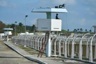 Cuba releases over 2,000 prisoners despite increasing US pressure Humanitarian Action During Holy Week Cuba announced that it would release 2 010 prisoners in a humanitarian move. This step, according to the government, also shows its independence when it comes to handling domestic matters. Officials have confirmed the link between the release and the Holy Week. Cuban justice has used this type of approach in the past. Foreign nationals, women and older prisoners are included in the group. The authorities selected the individuals based on their health and behavior. US pressure and political tensions Since Donald Trump's return to office, tensions between the United States and Cuba has increased. Cuban leadership has been subjected to harsh measures by the US. This includes blocking oil deliveries to the island. Cuba is now experiencing fuel shortages, and power cuts are frequent. A Russian oil tanker, which was carrying around 730,000 barrels crude oil to Cuba recently, has done so. Trump stated that he did not have a problem with the delivery. Fears over Political Prisoners Human rights groups are continuing to express concern about conditions in Cuban jails. Human Rights Watch states that there are still hundreds of political prisoner in Cuba. Many critics of the government face pressure and legal actions. The issue of Cuban-American relations remains one of the major points in disagreement. Prior Prisoner Releases It isn't the first time that this has happened in 2026. In March of this year, Cuba had released 51 prisoners following talks with Vatican. Cuba released 553 prisoners in 2025 through an agreement involving the Vatican and United States. Oil Crisis and Regional Politics US policy in Latin America has shifted its focus to Cuba. The US took Nicolas Maduro in a raid on Caracas. Venezuela was supplying discounted oil to Cuba. The US, however, stopped the arrangement. The US warned all other countries not to send oil to Cuba. Cubans are suffering from an energy crisis that has been exacerbated by these actions. The talks continue but challenges remain Cuban President Miguel Diaz-Canel is currently in negotiations with the US Government. The two sides are working to reach a resolution. However, major differences still exist. Both sides have set clear political and economic boundaries. Any agreement is difficult. Trump also has made some strong remarks about Cuba. He suggested that the US might take over the country, and install a brand new government. Healthcare System Under Pressure Energy crisis now affects critical services. World Health Organization warned of serious risks. Fuel shortages are causing hospitals in Cuba to struggle to operate emergency and intensive-care units. If the situation does not improve, it could get worse.