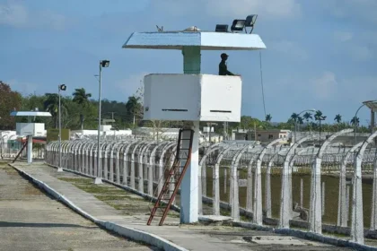 Cuba releases over 2,000 prisoners despite increasing US pressure Humanitarian Action During Holy Week Cuba announced that it would release 2 010 prisoners in a humanitarian move. This step, according to the government, also shows its independence when it comes to handling domestic matters. Officials have confirmed the link between the release and the Holy Week. Cuban justice has used this type of approach in the past. Foreign nationals, women and older prisoners are included in the group. The authorities selected the individuals based on their health and behavior. US pressure and political tensions Since Donald Trump's return to office, tensions between the United States and Cuba has increased. Cuban leadership has been subjected to harsh measures by the US. This includes blocking oil deliveries to the island. Cuba is now experiencing fuel shortages, and power cuts are frequent. A Russian oil tanker, which was carrying around 730,000 barrels crude oil to Cuba recently, has done so. Trump stated that he did not have a problem with the delivery. Fears over Political Prisoners Human rights groups are continuing to express concern about conditions in Cuban jails. Human Rights Watch states that there are still hundreds of political prisoner in Cuba. Many critics of the government face pressure and legal actions. The issue of Cuban-American relations remains one of the major points in disagreement. Prior Prisoner Releases It isn't the first time that this has happened in 2026. In March of this year, Cuba had released 51 prisoners following talks with Vatican. Cuba released 553 prisoners in 2025 through an agreement involving the Vatican and United States. Oil Crisis and Regional Politics US policy in Latin America has shifted its focus to Cuba. The US took Nicolas Maduro in a raid on Caracas. Venezuela was supplying discounted oil to Cuba. The US, however, stopped the arrangement. The US warned all other countries not to send oil to Cuba. Cubans are suffering from an energy crisis that has been exacerbated by these actions. The talks continue but challenges remain Cuban President Miguel Diaz-Canel is currently in negotiations with the US Government. The two sides are working to reach a resolution. However, major differences still exist. Both sides have set clear political and economic boundaries. Any agreement is difficult. Trump also has made some strong remarks about Cuba. He suggested that the US might take over the country, and install a brand new government. Healthcare System Under Pressure Energy crisis now affects critical services. World Health Organization warned of serious risks. Fuel shortages are causing hospitals in Cuba to struggle to operate emergency and intensive-care units. If the situation does not improve, it could get worse.