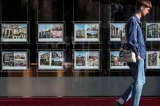 Estate Agents Challenge Rightmove Over Rising Fees Growing Concerns Over Costs Estate agents across the UK are raising concerns about Rightmove’s subscription fees. Many say the costs have increased sharply in recent years, often without a clear rise in services. As property prices stay flat, these rising expenses are putting pressure on agents and their businesses. Legal Action Launched A class action has been initiated against Rightmove. The case, brought forward by accountant Jeremy Newman, represents potentially hundreds of estate agents. The claim seeks nearly £1.5 billion in damages. It alleges that Rightmove has taken advantage of its strong position in the online property market and charged unfair fees. The case has been filed with the Competition Appeal Tribunal, where the claims will be examined in detail. Allegations of Market Dominance The claim argues that Rightmove holds a dominant role in property listings. Because of this position, estate agents feel they have limited alternatives. Many continue using the platform, even though it is costly, because it generates a large share of their leads. Newman, a former Competition and Markets Authority panel member, says agents are being forced to reduce staff. This is because they cannot balance staffing costs with rising subscription fees. As a result, service quality may be affected. Rightmove Responds Rightmove has strongly rejected the allegations. The company says the claim has no merit and that it will defend its position. It also highlights the value it provides to both agents and consumers. According to Rightmove, its platform remains an important tool in the property market. Industry Impact and Reactions Reports from several estate agents show significant fee increases over time. Many say they pay more compared to other platforms. However, they also admit that Rightmove continues to deliver a large number of leads. This creates a difficult situation. Agents feel the platform is essential, but the rising costs are hard to manage. Many believe they have little choice but to stay.