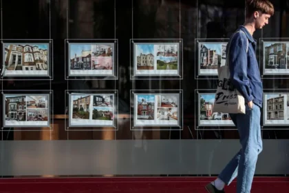 Estate Agents Challenge Rightmove Over Rising Fees Growing Concerns Over Costs Estate agents across the UK are raising concerns about Rightmove’s subscription fees. Many say the costs have increased sharply in recent years, often without a clear rise in services. As property prices stay flat, these rising expenses are putting pressure on agents and their businesses. Legal Action Launched A class action has been initiated against Rightmove. The case, brought forward by accountant Jeremy Newman, represents potentially hundreds of estate agents. The claim seeks nearly £1.5 billion in damages. It alleges that Rightmove has taken advantage of its strong position in the online property market and charged unfair fees. The case has been filed with the Competition Appeal Tribunal, where the claims will be examined in detail. Allegations of Market Dominance The claim argues that Rightmove holds a dominant role in property listings. Because of this position, estate agents feel they have limited alternatives. Many continue using the platform, even though it is costly, because it generates a large share of their leads. Newman, a former Competition and Markets Authority panel member, says agents are being forced to reduce staff. This is because they cannot balance staffing costs with rising subscription fees. As a result, service quality may be affected. Rightmove Responds Rightmove has strongly rejected the allegations. The company says the claim has no merit and that it will defend its position. It also highlights the value it provides to both agents and consumers. According to Rightmove, its platform remains an important tool in the property market. Industry Impact and Reactions Reports from several estate agents show significant fee increases over time. Many say they pay more compared to other platforms. However, they also admit that Rightmove continues to deliver a large number of leads. This creates a difficult situation. Agents feel the platform is essential, but the rising costs are hard to manage. Many believe they have little choice but to stay.