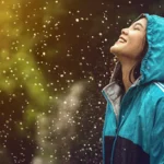 How a sudden downpour affects your mood Within minutes, a sudden downpour can transform the atmosphere of a location. Heavy clouds and heavy rain fell during an outdoor workshop in New Milford (Connecticut) when there was a heat wave. They ran to shelter laughing and wet, while waiting for the storm to pass. After the storm, it felt fresher and cooler. People felt lighter and more relaxed, as the ground appeared greener. These effects have been studied by scientists for many years. Scientists have studied these effects for years. Negative ions and serotonin responses When raindrops smash apart, they can emit tiny particles of negative air ions. These ions are linked to higher levels of serotonin in the brain. This may help support a happier and calmer mood. Natural collisions between rain and soil surfaces create these particles. Researchers also believe they can help your body to use oxygen better, giving you a similar feeling as when you exercise. Scientists agree, however, that this process has not been fully explored. Before a definitive conclusion can be drawn about the relationship between mood and negative ions, more research is needed. The rain and the cleaner air The rain can wash away dust, smoke and other airborne particles. After a storm, the air is often left feeling cleaner. Rain has a calming effect on people. They notice that they can breathe easier and see better. The falling rain traps particles in the air and forces them to fall. Memory and the smell of rain It is a strong, familiar smell. The smell is caused by natural oils and compounds that are released when bacteria release substances after rain. Many people can be affected by the scent. Rainy air may be nostalgic or comforting because the brain links scents to past memories. Science still has a lot to say Scientists continue to investigate how rain can affect mood and body. Although some studies have shown positive results from the negative air ions in rain, there is no consistent evidence. More research is needed to better understand the impact of these changes on stress, energy and well-being.