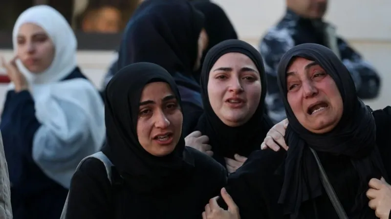 Israel Lebanon Conflict Escalates as Strikes Intensify and Talks Approach Escalation of Violence in Southern Lebanon and Northern Israel Israeli air strikes and Hezbollah rocket fire increased over the weekend across southern Lebanon and northern Israel. Both sides signaled that fighting would continue despite growing diplomatic activity. The conflict has expanded since early March after renewed clashes between Israel and Hezbollah. Israel says its military campaign targets Hezbollah positions in Lebanon. Hezbollah continues rocket attacks toward northern Israel in response. Rising Civilian and Military Casualties Lebanese health authorities report that Israeli strikes have killed 2055 people in Lebanon since fighting resumed on 2 March. They also say 167 people died since Friday. Israel reports that Hezbollah attacks have killed 12 soldiers and 2 civilians during the same period. Among recent civilian victims was a child, around two years old. She survived an earlier strike on her home in southern Lebanon. She later died when another strike hit during her father’s funeral. Her seven year old sister suffered severe burns and remains in hospital. A Red Cross rescuer also died during weekend operations. The organization says a drone strike hit its team while they carried out a humanitarian mission. The Israeli military has not confirmed this claim. Diplomatic Efforts and Upcoming Talks Officials from Lebanon, Israel, and the United States plan to meet in Washington on Tuesday. Lebanese officials say the talks aim to set conditions for a ceasefire. If progress is made, formal negotiations may follow. Lebanon continues to push for an end to the war and a full Israeli withdrawal from its territory. Israel, however, states it will not negotiate a ceasefire with Hezbollah under current conditions. Statements from Political Leaders Lebanon’s prime minister said diplomatic efforts continue despite heavy fighting. He emphasized ongoing negotiations aimed at stopping the war. Israel’s prime minister maintained a firm position while visiting troops in southern Lebanon. He said Israeli forces would continue operations in what he described as a security zone. Israel says this zone extends up to ten kilometers inside Lebanese territory to prevent attacks on Israeli communities. Disputed Military Claims Israeli forces claim they killed more than 20 Hezbollah fighters operating from a hospital area in Bint Jbeil. Lebanese authorities deny this and accuse Israel of striking civilians and medical facilities. Heavy air strikes were also reported in multiple towns in southern Lebanon, including areas that saw major fighting during earlier conflicts between Israel and Hezbollah.