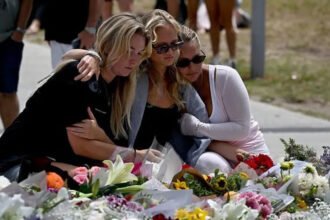 Bondi Beach Attack Report Highlights Prior Security Warning Early threat alert before the incident A Jewish security group warned New South Wales police about a high threat level before the Bondi Beach attack. The warning came days before the incident during a planned Hanukkah related gathering. The group shared concerns about upcoming events and asked for stronger police protection. Police received this information on 8 December. Details of the Bondi Beach shooting The attack took place on 14 December at a public event in a beachside park. Two attackers used firearms and opened fire on people attending the gathering. Police responded at the scene and stopped the attackers. The father was killed during the response. The son survived with serious injuries and was later taken into custody. Authorities charged the son with 59 offences, including multiple counts of murder and one terrorism related charge. Inquiry findings and recommendations A royal commission led by former High Court judge Virginia Bell reviewed the incident. The interim report identified gaps in security response and coordination. The report issued 14 recommendations. These include stronger gun control measures and wider use of special policing arrangements during major community events. It also suggested extending protection plans used for high holy days to other Jewish community gatherings. Government response The Prime Minister confirmed that the National Security Committee accepted all recommendations. Authorities plan to apply the changes across relevant security agencies.