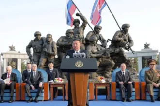 Kim Jong Un praises North Korean soldiers who carried out suicide attacks to avoid capture in Ukraine, highlighting a strict military policy and rising casualties.