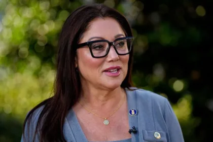 Lori Chavez DeRemer Resigns from US Labour Secretary Role Departure from the Trump Administration Lori Chavez DeRemer has left her position as US Labour Secretary. The White House confirmed that she will move into the private sector. Her departure follows months of internal concerns and reported complaints within the department. She served in a role responsible for enforcing labour laws and managing unemployment benefits across the United States. Claims and Internal Scrutiny Reports had surfaced suggesting she was under internal review for possible misconduct. Allegations included claims of workplace behaviour issues and misuse of official travel. She has strongly denied all accusations. Officials linked to the investigation have not confirmed any active case or provided detailed comments. Official Response from the White House White House communications director Steven Cheung praised her performance. He stated that she worked to support American workers, improve labour practices, and expand skills development opportunities. Deputy Labour Secretary Keith Sonderling will temporarily serve as acting secretary after her exit. Her Work and Achievements During her tenure, Chavez DeRemer focused on workforce preparation for artificial intelligence driven industries. She also highlighted efforts to improve retirement security and reduce healthcare related costs. In her public statement, she said she worked to close the gap between businesses and workers and aimed to put workers first in policy decisions.