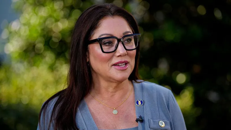 Lori Chavez DeRemer Resigns from US Labour Secretary Role Departure from the Trump Administration Lori Chavez DeRemer has left her position as US Labour Secretary. The White House confirmed that she will move into the private sector. Her departure follows months of internal concerns and reported complaints within the department. She served in a role responsible for enforcing labour laws and managing unemployment benefits across the United States. Claims and Internal Scrutiny Reports had surfaced suggesting she was under internal review for possible misconduct. Allegations included claims of workplace behaviour issues and misuse of official travel. She has strongly denied all accusations. Officials linked to the investigation have not confirmed any active case or provided detailed comments. Official Response from the White House White House communications director Steven Cheung praised her performance. He stated that she worked to support American workers, improve labour practices, and expand skills development opportunities. Deputy Labour Secretary Keith Sonderling will temporarily serve as acting secretary after her exit. Her Work and Achievements During her tenure, Chavez DeRemer focused on workforce preparation for artificial intelligence driven industries. She also highlighted efforts to improve retirement security and reduce healthcare related costs. In her public statement, she said she worked to close the gap between businesses and workers and aimed to put workers first in policy decisions.