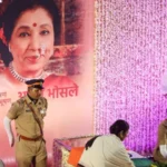 Asha Bhosle cremation: India bids emotional farewell to iconic singer Asha Bhosle, the legendary Indian singer who died at age 92 on Sunday was buried in Mumbai one day later. Shivaji Park was the site of her cremation with all state honors. Many fans, politicians, and celebrities gathered in Shivaji Park to show their respects. As her funeral procession slowly moved through the city, crowds lined streets and stood up on roofs. The Music of My Life Asha Bhosle had a career that spanned nearly 80 years. She has recorded thousands of tracks in many languages and styles. Her voice has influenced Indian cinema, and generations of artists. After suffering from a cardiac arrest, she passed away on Sunday in Mumbai. Thousands of her fans came to her house after her death to express their condolences. Before the last rites, her body was wrapped in an Indian flag in a casket surrounded with flowers. A Farewell Song with Iconic Emotion In the final moments of her funeral, people began to sing her song "Abhi Na Jaao Chhor Kar." This emotional tribute showed how deeply connected they were with her music. As part of her state honours, she also received a formal gun salute. Tributes by Leaders and Celebrities Narendra Modi, the Indian prime minister, described her as having one of the best voices India has ever heard. Droupadi murmu, the president of India, called her death a loss irreparable for music fans. Shah Rukh Khan, Bollywood star and singer said that her music would inspire generations to come. Sachin Tendulkar, cricket legend and former world number one said that her songs would continue to inspire people for generations. Honored Beyond Music Asha Bhosle, a passionate cricket enthusiast, was honored during an Indian Premier League game. Asha Bhosle was also honored during an Indian Premier League match.