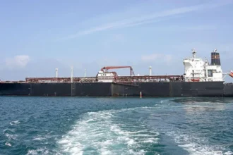 Oil prices fluctuate as Trump’s Iran deadline raises fears over Strait of Hormuz disruptions, global supply risks, and rising inflation concerns.