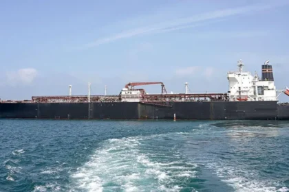 Oil prices fluctuate as Trump’s Iran deadline raises fears over Strait of Hormuz disruptions, global supply risks, and rising inflation concerns.