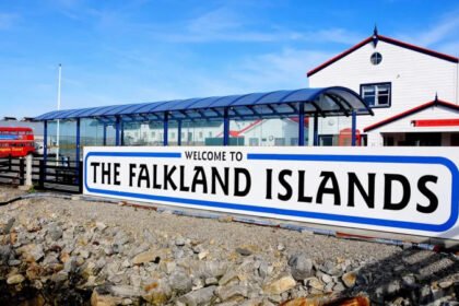 UK reaffirms Falkland Islands sovereignty after reports of possible US review. Government stresses self determination and rejects any policy change.