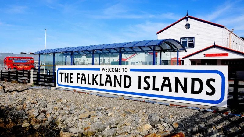 UK reaffirms Falkland Islands sovereignty after reports of possible US review. Government stresses self determination and rejects any policy change.