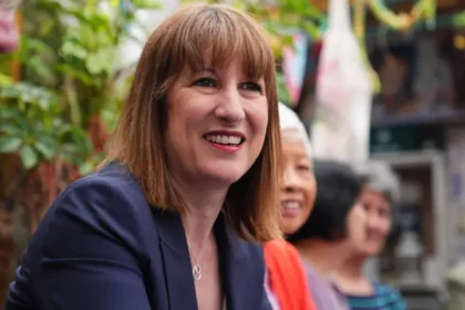 UK fuel supply stable despite global energy concerns Rachel Reeves confirmed the United Kingdom does not face any shortages of jet fuel, petrol or diesel. She assured that the fuel supply in the United Kingdom is stable after the meeting with the International Monetary Fund held recently in Washington. The official stated that they are monitoring closely the situation. She expressed her confidence, however, that fuel supply is not currently disrupted. Global Energy Crisis Raising Concerns Global energy markets are under stress due to the rising tensions across the Middle East. Fuel prices have risen and there is uncertainty around the world due to this conflict. Recent warnings from the International Energy Agency warned of a possible shortage of jet fuel in Europe within a few weeks. A number of countries are already taking measures to reduce fuel consumption. They include encouraging public transportation and remote work. UK Energy Policy Changes Expected Soon Rachel Reeves shared with the audience that the Government is also preparing a new energy policy. The changes will be centered on the oil and gas industry in North Sea, and reforms to electricity prices. The link between electricity and gas prices is a major concern. Currently, the cost of electricity often increases along with gas, even if production costs are stable. Reeves stressed the importance of separating these price systems in order to protect consumers. In the North Sea, government officials are also looking into "tie back" projects. The method connects new reserves of oil and natural gas to the existing infrastructure. This method reduces the requirement for new infrastructure and increases production. UK economy shows early growth Recent data indicates that UK economic performance has been better than anticipated earlier in the year. The growth rate reached 0.5% during February. January's figures have been revised down to 0.1%. The future may see a slowdown in growth despite this promising start. IMF has reduced its UK annual growth projection from 1,3% to 0,8%. The IMF warned that global tensions may have an impact on economic stability.