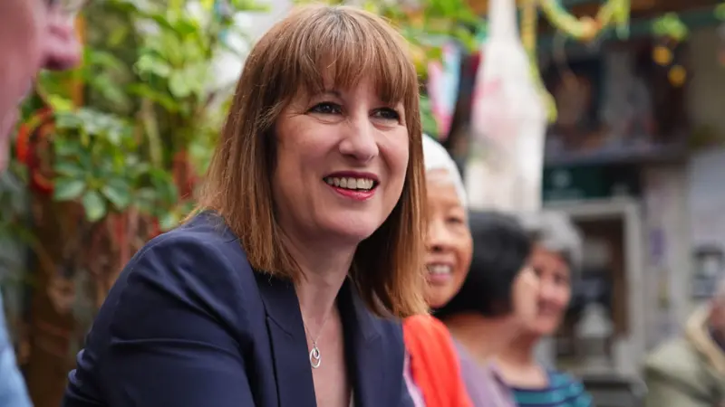 UK fuel supply stable despite global energy concerns Rachel Reeves confirmed the United Kingdom does not face any shortages of jet fuel, petrol or diesel. She assured that the fuel supply in the United Kingdom is stable after the meeting with the International Monetary Fund held recently in Washington. The official stated that they are monitoring closely the situation. She expressed her confidence, however, that fuel supply is not currently disrupted. Global Energy Crisis Raising Concerns Global energy markets are under stress due to the rising tensions across the Middle East. Fuel prices have risen and there is uncertainty around the world due to this conflict. Recent warnings from the International Energy Agency warned of a possible shortage of jet fuel in Europe within a few weeks. A number of countries are already taking measures to reduce fuel consumption. They include encouraging public transportation and remote work. UK Energy Policy Changes Expected Soon Rachel Reeves shared with the audience that the Government is also preparing a new energy policy. The changes will be centered on the oil and gas industry in North Sea, and reforms to electricity prices. The link between electricity and gas prices is a major concern. Currently, the cost of electricity often increases along with gas, even if production costs are stable. Reeves stressed the importance of separating these price systems in order to protect consumers. In the North Sea, government officials are also looking into "tie back" projects. The method connects new reserves of oil and natural gas to the existing infrastructure. This method reduces the requirement for new infrastructure and increases production. UK economy shows early growth Recent data indicates that UK economic performance has been better than anticipated earlier in the year. The growth rate reached 0.5% during February. January's figures have been revised down to 0.1%. The future may see a slowdown in growth despite this promising start. IMF has reduced its UK annual growth projection from 1,3% to 0,8%. The IMF warned that global tensions may have an impact on economic stability.