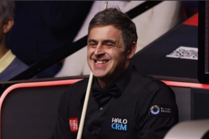 Ronnie O’Sullivan’s bold cue switch pays off as he dominates He Guoqiang 10 to 2 at the 2026 World Championship, staying on track for a record eighth title.