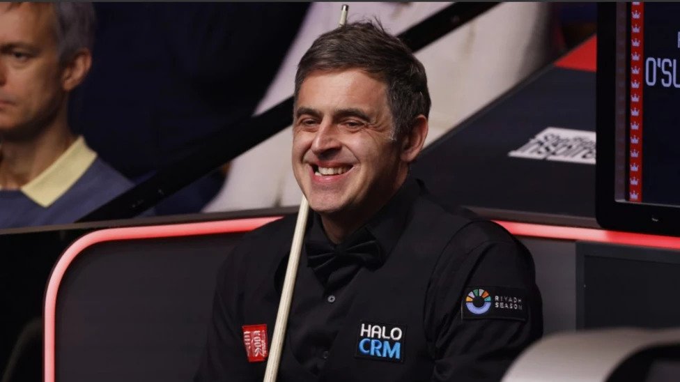 Ronnie O’Sullivan’s bold cue switch pays off as he dominates He Guoqiang 10 to 2 at the 2026 World Championship, staying on track for a record eighth title.