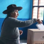 Peru Election Enters Second Day After Voting Disruption Causes Delays Ballot delivery problems delay results The Peruvian general elections have continued for a second consecutive day, despite major problems with delivery that disrupted the voting in several polling booths. Officials confirmed that due to technical and logistical issues, tens-of-thousands of voters were not able to vote on Sunday. In order to address this problem, the authorities granted a 1-day extension allowing over 50,000 voters affected by this issue to cast their votes on Monday. Voting chaos reported across multiple regions Some polling stations opened in Lima late while others didn't open at all. Other overseas polling centres reported similar issues, such as those in Orlando, Florida, and Paterson, New Jersey. The officials blamed the contracted delivery firm for not delivering essential materials in time. This led to a widespread disturbance on Election Day. The race for the top candidates is tight Keiko Fujimori, the conservative candidate, was slightly in front of Rafael Lopez Aliaga (the former Mayor of Lima) after an early count of about half of the votes. The race to second is still very close. A candidate who wins outright requires a minimum of 50 percent. It now appears likely that the two top candidates will face off in a runoff on 7th June. Uncertainty and large electorates Over 27 million Peruvians had the right to vote, and they chose both a president and representatives for Congress. Jose Maria Balcazar has served as interim president since February. Background: Political instability Peru is still facing long-term political instability. In the last decade, there have been multiple resignations and impeachments of Presidents. Ollanta Huala was the last president to serve a full-term, governing from 2011 until 2016.