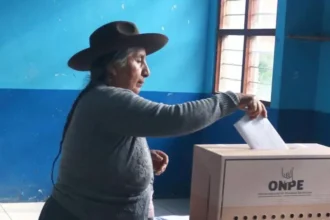 Peru Election Enters Second Day After Voting Disruption Causes Delays Ballot delivery problems delay results The Peruvian general elections have continued for a second consecutive day, despite major problems with delivery that disrupted the voting in several polling booths. Officials confirmed that due to technical and logistical issues, tens-of-thousands of voters were not able to vote on Sunday. In order to address this problem, the authorities granted a 1-day extension allowing over 50,000 voters affected by this issue to cast their votes on Monday. Voting chaos reported across multiple regions Some polling stations opened in Lima late while others didn't open at all. Other overseas polling centres reported similar issues, such as those in Orlando, Florida, and Paterson, New Jersey. The officials blamed the contracted delivery firm for not delivering essential materials in time. This led to a widespread disturbance on Election Day. The race for the top candidates is tight Keiko Fujimori, the conservative candidate, was slightly in front of Rafael Lopez Aliaga (the former Mayor of Lima) after an early count of about half of the votes. The race to second is still very close. A candidate who wins outright requires a minimum of 50 percent. It now appears likely that the two top candidates will face off in a runoff on 7th June. Uncertainty and large electorates Over 27 million Peruvians had the right to vote, and they chose both a president and representatives for Congress. Jose Maria Balcazar has served as interim president since February. Background: Political instability Peru is still facing long-term political instability. In the last decade, there have been multiple resignations and impeachments of Presidents. Ollanta Huala was the last president to serve a full-term, governing from 2011 until 2016.