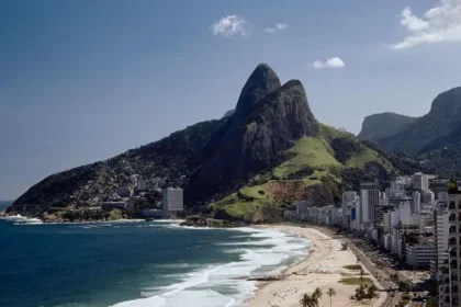 Police gunfight with favela gang traps 200 tourists on hilltop