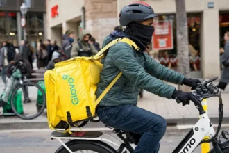 Spain Legalizes 500,000 Migrants Undocumented in Major Workforce Reform The Government Grants Legal Status Spain approved an important policy that will give legal status for around 500,000 migrants who are undocumented. This decision allows people who qualify to work and live legally in Spain. Pedro Sanchez, Prime Minister of Spain, said that the decision reflects both fairness and an economic necessity. He said that migrants already play a large role in the daily lives of Spanians and make a significant contribution to the society. The Government aims at integrating them in the formal workplace and strengthening public services. The New Plan: What it Offers Migrants can request a residence permit that is renewable for one year. The applicant must prove that they've lived in Spain at least for five months. The applicant must have no criminal records. The application period begins on April 16 and ends at the end June. The size of the population without documentation is expected to lead to a large number of applications. Economic and Social Reasons Behind the Policy Spain's government claims that it needs to hire more people due to the ageing of its population. The government also argues that immigrants help to support economic growth, and they fill important job gaps. Pedro Sanchez stated that migrants played a significant role in the development of modern Spain, and they should be acknowledged for this. He pointed out, too, that Spanish migrants have historically left the country for similar reasons. Funcas estimates that there are 840,000 undocumented immigrants in Spain. The majority are thought to be from Latin American countries. The Public's Reaction to Political Debate Opposition People Party is strongly opposed to the plan. The People Party claims that the plan could lead to more illegal migration, and the government underestimated the number of people who may apply. Leaders of the opposition have said that the total number of applicants could be as high as one million and described this move in an unacceptable manner. The Catholic Church, on the other hand has supported this decision and called it an humanitarian response. Vocalizations of Migrants Some migrants welcomed this announcement. According to a Bolivian graphic artist living in Spain, legal status will allow for better employment opportunities and stability. The policy, he believes, will also benefit the Spanish Economy through taxation and formal employment. History of Spanish Migration Policy In the past, Spain introduced legalization programmes of a similar nature. In 2005, more than a half million people were granted residency by a former government.