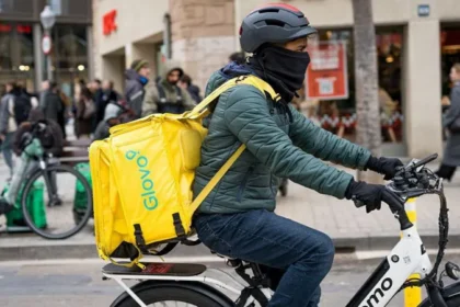 Spain Legalizes 500,000 Migrants Undocumented in Major Workforce Reform The Government Grants Legal Status Spain approved an important policy that will give legal status for around 500,000 migrants who are undocumented. This decision allows people who qualify to work and live legally in Spain. Pedro Sanchez, Prime Minister of Spain, said that the decision reflects both fairness and an economic necessity. He said that migrants already play a large role in the daily lives of Spanians and make a significant contribution to the society. The Government aims at integrating them in the formal workplace and strengthening public services. The New Plan: What it Offers Migrants can request a residence permit that is renewable for one year. The applicant must prove that they've lived in Spain at least for five months. The applicant must have no criminal records. The application period begins on April 16 and ends at the end June. The size of the population without documentation is expected to lead to a large number of applications. Economic and Social Reasons Behind the Policy Spain's government claims that it needs to hire more people due to the ageing of its population. The government also argues that immigrants help to support economic growth, and they fill important job gaps. Pedro Sanchez stated that migrants played a significant role in the development of modern Spain, and they should be acknowledged for this. He pointed out, too, that Spanish migrants have historically left the country for similar reasons. Funcas estimates that there are 840,000 undocumented immigrants in Spain. The majority are thought to be from Latin American countries. The Public's Reaction to Political Debate Opposition People Party is strongly opposed to the plan. The People Party claims that the plan could lead to more illegal migration, and the government underestimated the number of people who may apply. Leaders of the opposition have said that the total number of applicants could be as high as one million and described this move in an unacceptable manner. The Catholic Church, on the other hand has supported this decision and called it an humanitarian response. Vocalizations of Migrants Some migrants welcomed this announcement. According to a Bolivian graphic artist living in Spain, legal status will allow for better employment opportunities and stability. The policy, he believes, will also benefit the Spanish Economy through taxation and formal employment. History of Spanish Migration Policy In the past, Spain introduced legalization programmes of a similar nature. In 2005, more than a half million people were granted residency by a former government.