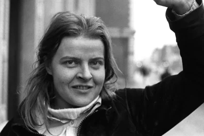 Rose Dugdale: From Heiress to Infamous IRA Art Heist Figure Bridget Rose Dugdale was born into wealth and privilege in 1941, with a future that seemed fully planned. She grew up surrounded by luxury, received private tutoring from a French governess, and attended elite finishing schools across Europe. Like many young women from aristocratic families, she entered high society as a debutante and was presented to the Queen. Her life appeared set for tradition, comfort, and status. But Dugdale chose a very different path. A Rejection of Privilege As she entered adulthood, Dugdale began to question the world she was raised in. She felt uneasy about the lavish lifestyle and strict social expectations. The “Season,” a formal series of elite social events designed to introduce young women into society, only deepened her discomfort. She later criticized her own coming-out ball, describing it as excessive and wasteful. The event, she said, cost as much as what dozens of elderly people might live on for months. That realization marked a turning point. Dugdale started distancing herself from her privileged background. A Radical Shift in Beliefs By her mid-30s, Dugdale had completely broken away from her former life. She gave away her inheritance and even took money from her own family to support causes she believed in. Her views became strongly anti-establishment, and she aligned herself with Irish republican ideals. Her actions soon moved beyond protest. Dugdale became involved with the Irish Republican Army (IRA), a militant group engaged in conflict over Northern Ireland. She participated in direct operations, including a helicopter hijacking used to attack a police station. This act shocked many, given her elite upbringing. One of History’s Largest Art Heists In April 1974, Dugdale took part in a major art theft that gained global attention. The group targeted a wealthy estate and stole valuable paintings. During the robbery, they removed artworks directly from their frames, causing damage in the process. The stolen collection included works of major cultural and financial value. This operation became known as one of the largest art heists ever carried out. Dugdale’s involvement placed her firmly at the center of the crime. It also showed how far she had moved from her earlier life of formality and tradition. From Socialite to Militant Operative Dugdale’s transformation did not stop at theft. She later became involved in developing explosives for IRA operations. Her journey from aristocrat to militant activist remains one of the most unusual personal shifts in modern history. Her story reflects a deep ideological change. She rejected wealth, status, and comfort in favor of political struggle and radical action.