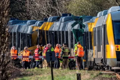 Head-on Train Collision Near Copenhagen Leaves Multiple Injured Crash Location and Time A serious train collision happened early Thursday morning in North Zealand, Denmark, between Hillerød and Kagerup, around 40 km northwest of Copenhagen. The accident occurred at 06:29 local time on a railway line that serves commuters, students, and workers in the region. Casualties and Emergency Response According to police and medical officials, 37 passengers were on board the two trains. Five people were critically injured, while 13 others sustained minor to moderate injuries. Emergency teams quickly responded and transported the injured to nearby hospitals, including air evacuation for the most serious cases. Fire and rescue services reached the scene shortly after the crash was reported. Authorities confirmed that several railway staff members were also injured in the incident. What Officials Know So Far Investigators have not yet confirmed the cause of the collision. The Danish Accident Investigation Board is working alongside police to determine what went wrong. Early assessments suggest multiple possible causes, including a signalling system failure or human error. Officials have stressed that it is too early to draw conclusions. Local and National Reaction The mayor of Gribskov municipality described the incident as deeply distressing and said the injured included local residents who regularly use the line for daily travel. Danish Prime Minister Mette Frederiksen expressed serious concern over the accident and said she was closely monitoring developments. Rail operator Lokaltog called the crash one of the most severe incidents the railway sector can face. The company confirmed that it is gathering technical data to support the investigation. Investigation Continues Specialists from the national railway safety authority arrived at the site during the morning hours. They are examining track systems, signalling data, and operational records to understand how two trains ended up on a collision path. Authorities have emphasized that all possibilities remain open while the investigation is ongoing.