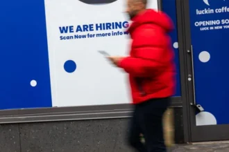 US Jobs Surge In March Despite Iran War Worries In March, the US employment market saw strong growth despite global tensions. The number of new jobs added by employers in March was 178,000, which exceeded expectations. According to the Labor Department, at the same time the unemployment rate fell slightly, to 4.3%. The performance of the labour market suggests it is stable, even though economic pressures are being exerted by the Iran Conflict and rising energy prices. The Health Sector is the Leading Job Creator In terms of hiring, the healthcare industry played an important role. After earlier strikes that had resulted in a reduction of jobs, many workers have returned. After the disruptions, hiring jumped back up quickly. Growth was also seen in other sectors. The construction and manufacturing industries added new jobs, indicating that the demand for key industries remains steady. Some industries still face losses Not all industries have experienced growth. The financial services, information, and technology industries (including media and tech) reported a reduction in employment. The government also reported a decline in employment during this period. The mixed results show that, while the market as a whole is stabilizing, certain industries are still under pressure. Federal Reserve to Maintain Interest Rates The Federal Reserve may be influenced by strong job statistics. Central bank officials have been cautious in reducing interest rates due to concerns about inflation. The Fed is taking a cautious approach, despite the fact that US President Donald Trump pushed for aggressive rates cuts. Jerome Powell, Chairman of the Fed Board has called on all to be cautious. The Fed could delay any decisions to reduce borrowing rates until they better understand the effects of the rising oil price. Iran war and oil prices create uncertainty Concerns about the long-term stability of Iran's economy have been raised by its conflict. A rise in oil prices may increase the cost of transportation and foods. It may also reduce spending by consumers and business activity. The full effect of war, according to experts, is not yet known. Data collection by the government began shortly after war broke out, and future reports could show greater effects. Despite strong data, experts urge caution The latest jobs report is viewed positively by economists, though they are cautious. The hiring trends over the last year have been fluctuating, reflecting uncertainty. Olu Sonola, from Fitch Ratings, said that the data currently looks good. He warned, however, that energy price risks and tensions in the world could impact future growth. Experts believe that the Federal Reserve is likely to continue monitoring the situation before making major changes.