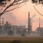 Australian Refinery Fire Disrupts Fuel Output, Petrol Supply May Tighten Major blaze hits refinery production units An “unprecedented” fire has broken out at an oil refinery operated by Viva Energy in Australia, forcing a partial shutdown of key fuel production units. Company chief executive Scott Wyatt confirmed that two petrol processing units were directly affected, while other parts of the facility remained operational. Petrol production reduced, safety checks ongoing Following the incident, petrol output has dropped as a precaution. Diesel and jet fuel production have also been scaled back to ensure safety while assessments continue. Wyatt said production would only be increased again once the site is confirmed safe to operate. Engineers are currently inspecting the damaged areas and monitoring conditions before restarting full operations. Fuel supply impact expected to be limited Australia depends heavily on imported refined fuels, mainly from Singapore, South Korea, and Malaysia. Experts say this global supply network helps reduce the risk of major shortages. A chemical engineering expert from the University of Sydney, Yuan Chen, noted that the diversified supply chain provides short term stability. However, he also warned that the situation reduces the country’s ability to absorb sudden supply shocks. Transport specialist Professor Hussein Dia from Swinburne University added that motorists are unlikely to face immediate shortages. Still, he cautioned that fuel reserves could become tighter if disruptions continue for longer periods. Local reaction to refinery fire Geelong Mayor Stretch Kontelj described the fire as highly unusual and said it had deeply shocked both the company and the local community. He said he had spoken with refinery management and confirmed the seriousness of the incident.