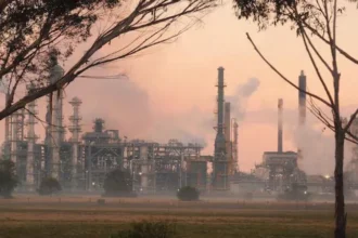 Australian Refinery Fire Disrupts Fuel Output, Petrol Supply May Tighten Major blaze hits refinery production units An “unprecedented” fire has broken out at an oil refinery operated by Viva Energy in Australia, forcing a partial shutdown of key fuel production units. Company chief executive Scott Wyatt confirmed that two petrol processing units were directly affected, while other parts of the facility remained operational. Petrol production reduced, safety checks ongoing Following the incident, petrol output has dropped as a precaution. Diesel and jet fuel production have also been scaled back to ensure safety while assessments continue. Wyatt said production would only be increased again once the site is confirmed safe to operate. Engineers are currently inspecting the damaged areas and monitoring conditions before restarting full operations. Fuel supply impact expected to be limited Australia depends heavily on imported refined fuels, mainly from Singapore, South Korea, and Malaysia. Experts say this global supply network helps reduce the risk of major shortages. A chemical engineering expert from the University of Sydney, Yuan Chen, noted that the diversified supply chain provides short term stability. However, he also warned that the situation reduces the country’s ability to absorb sudden supply shocks. Transport specialist Professor Hussein Dia from Swinburne University added that motorists are unlikely to face immediate shortages. Still, he cautioned that fuel reserves could become tighter if disruptions continue for longer periods. Local reaction to refinery fire Geelong Mayor Stretch Kontelj described the fire as highly unusual and said it had deeply shocked both the company and the local community. He said he had spoken with refinery management and confirmed the seriousness of the incident.