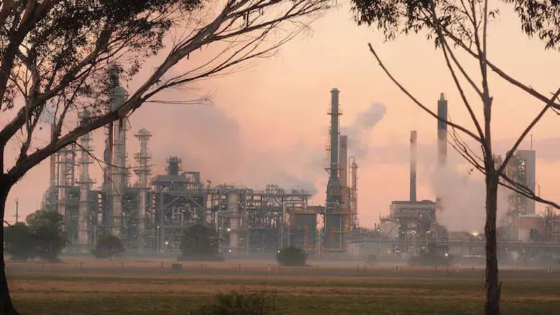 Australian Refinery Fire Disrupts Fuel Output, Petrol Supply May Tighten Major blaze hits refinery production units An “unprecedented” fire has broken out at an oil refinery operated by Viva Energy in Australia, forcing a partial shutdown of key fuel production units. Company chief executive Scott Wyatt confirmed that two petrol processing units were directly affected, while other parts of the facility remained operational. Petrol production reduced, safety checks ongoing Following the incident, petrol output has dropped as a precaution. Diesel and jet fuel production have also been scaled back to ensure safety while assessments continue. Wyatt said production would only be increased again once the site is confirmed safe to operate. Engineers are currently inspecting the damaged areas and monitoring conditions before restarting full operations. Fuel supply impact expected to be limited Australia depends heavily on imported refined fuels, mainly from Singapore, South Korea, and Malaysia. Experts say this global supply network helps reduce the risk of major shortages. A chemical engineering expert from the University of Sydney, Yuan Chen, noted that the diversified supply chain provides short term stability. However, he also warned that the situation reduces the country’s ability to absorb sudden supply shocks. Transport specialist Professor Hussein Dia from Swinburne University added that motorists are unlikely to face immediate shortages. Still, he cautioned that fuel reserves could become tighter if disruptions continue for longer periods. Local reaction to refinery fire Geelong Mayor Stretch Kontelj described the fire as highly unusual and said it had deeply shocked both the company and the local community. He said he had spoken with refinery management and confirmed the seriousness of the incident.