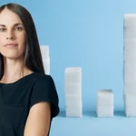 What I Learned After Giving Up Sugar for Six Weeks Daily sugar habits and growing concerns Many people consume sugar daily without thinking much about it. Even when the overall diet seems balanced, sweet snacks often become a routine part of the day. Over time, this habit can raise concerns about long term health, especially when added sugars are involved. Health guidelines show clear limits. In the United States, the recommendation is to stay under 12 teaspoons of added sugar per day, around 50 grams. In the United Kingdom, the advice is even lower, about seven teaspoons or 30 grams. Despite these limits, average intake in the US is much higher, often around 16 to 17 teaspoons daily. Starting a six week sugar free challenge To test how sugar affects daily life, I removed all foods with added refined sugar for six weeks. I also avoided honey and fruit juice. However, I continued eating whole fruit and complex carbohydrates, which the body naturally converts into glucose for energy. The first few days felt challenging. Sugar cravings appeared often, especially when I looked for quick snacks. I also noticed how automatic my sugar intake had become before the experiment started. Changes in energy and cravings After the first week, my energy levels started to shift. The usual tired feeling after lunch became less noticeable. My focus improved slightly during the day, but cravings for something sweet did not disappear quickly. There were also moments of frustration. I often checked the fridge hoping to find something satisfying, even when I was not truly hungry. This showed how much sugar had been tied to habit rather than real need. Hidden sugar in everyday foods One of the biggest surprises was how much added sugar exists in common foods. Even items that do not taste sweet often contain it. For example, a simple deli sandwich can include several grams of sugar. Ready meals such as pasta dishes also contain hidden amounts. Breakfast cereals are another major source, and even basic bread can include small quantities of added sugar. Sugar and ultra processed foods Many ultra processed foods contain added sugars along with fewer nutrients than whole foods. These products are widely available and often convenient, but they can increase overall sugar intake without people realizing it. Readability and SEO Review