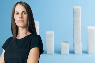 What I Learned After Giving Up Sugar for Six Weeks Daily sugar habits and growing concerns Many people consume sugar daily without thinking much about it. Even when the overall diet seems balanced, sweet snacks often become a routine part of the day. Over time, this habit can raise concerns about long term health, especially when added sugars are involved. Health guidelines show clear limits. In the United States, the recommendation is to stay under 12 teaspoons of added sugar per day, around 50 grams. In the United Kingdom, the advice is even lower, about seven teaspoons or 30 grams. Despite these limits, average intake in the US is much higher, often around 16 to 17 teaspoons daily. Starting a six week sugar free challenge To test how sugar affects daily life, I removed all foods with added refined sugar for six weeks. I also avoided honey and fruit juice. However, I continued eating whole fruit and complex carbohydrates, which the body naturally converts into glucose for energy. The first few days felt challenging. Sugar cravings appeared often, especially when I looked for quick snacks. I also noticed how automatic my sugar intake had become before the experiment started. Changes in energy and cravings After the first week, my energy levels started to shift. The usual tired feeling after lunch became less noticeable. My focus improved slightly during the day, but cravings for something sweet did not disappear quickly. There were also moments of frustration. I often checked the fridge hoping to find something satisfying, even when I was not truly hungry. This showed how much sugar had been tied to habit rather than real need. Hidden sugar in everyday foods One of the biggest surprises was how much added sugar exists in common foods. Even items that do not taste sweet often contain it. For example, a simple deli sandwich can include several grams of sugar. Ready meals such as pasta dishes also contain hidden amounts. Breakfast cereals are another major source, and even basic bread can include small quantities of added sugar. Sugar and ultra processed foods Many ultra processed foods contain added sugars along with fewer nutrients than whole foods. These products are widely available and often convenient, but they can increase overall sugar intake without people realizing it. Readability and SEO Review