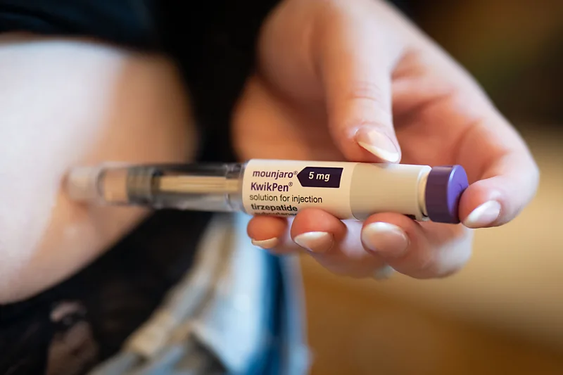 Weight Loss Drugs: What You Should Know Before Using Them New hope for weight loss Weight loss medications are becoming more common, but they are not a simple fix. Many people expect fast, permanent results, yet that is rarely the case. These medicines can support weight loss, but long term success still depends on lifestyle changes. Sarah Le Brocq shared her experience after struggling with obesity for most of her life. She tried many diets, but the weight always returned. After using weight loss medication for more than two years, she lost about 51 kilograms. She also noticed major changes in her daily life. She felt less focused on food, had more energy, and could do things she could not do before. Growing use of modern weight loss drugs More people are now using medicines like semaglutide and tirzepatide, commonly known by brand names such as Ozempic and Mounjaro. These drugs are part of a new approach to treating obesity. Experts believe their use will continue to grow as new options appear, including tablets instead of injections. Some medical professionals see these drugs as a major breakthrough. Others believe people should not ignore diet and exercise. They warn that weight often returns once the medication stops. How these drugs work Weight loss medications work by reducing appetite. They mimic natural hormones that signal fullness. These hormones include GLP 1 and GIP. The drugs attach to receptors in the body that control hunger signals. This helps the brain feel full sooner and reduces food intake. As a result, many users begin to lose weight within a few weeks. Important things to consider These medicines are mainly approved for people with obesity. However, demand is rising, and some people without obesity are also trying to access them through private services. Before starting these drugs, it is important to understand that they are not a permanent solution. They work best when combined with healthy eating habits and regular physical activity. Stopping the medication can often lead to weight gain again.