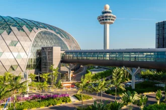 A clear look at why Singapore Changi Airport ranks as the world’s best airport, focusing on its efficiency, technology, passenger comfort