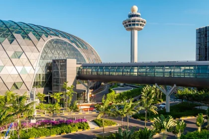A clear look at why Singapore Changi Airport ranks as the world’s best airport, focusing on its efficiency, technology, passenger comfort