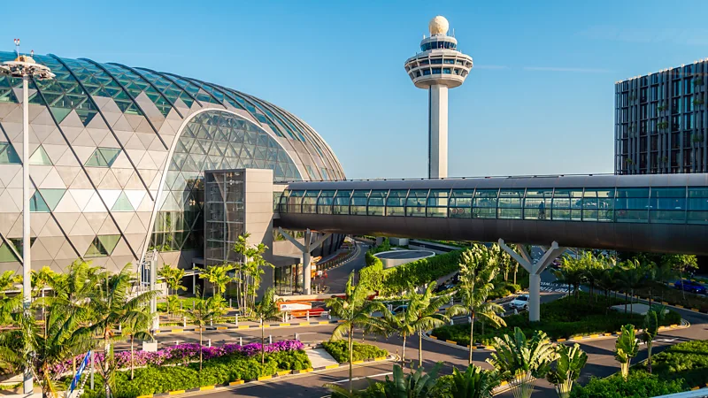 A clear look at why Singapore Changi Airport ranks as the world’s best airport, focusing on its efficiency, technology, passenger comfort
