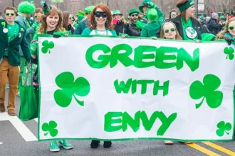 Americans moving to Ireland at record numbers: a new migration trend Global migration is undergoing a major change. First time in history, there are more Americans moving to Ireland compared to Irish migrants. This could be the beginning of a trend, rather than just a spike. Ireland is a Popular Choice for Americans Michael Sable is a good example. He moved to Dublin from Washington DC in 2016. Initially, the locals thought his move was unusual. Heute, these moves are considered normal. He said that people don't ask why an American moves to Ireland. It reflects an overall shift in mentality. Ireland has become a desirable place to work and live. The Migration Statistics Show a Strong Growth This change is evident in recent statistics. In 2025, around 9,600 Americans will move to Ireland. The number was 4,900 in 2024. The rapid rise in the number of cases shows just how fast this trend is increasing. At the same, less Irish are going to the US. The reversal of this trend marks an historic event in the history between these two countries. Why is this shift happening? This movement is explained by several factors. Brookings Institution estimates that in 2025, there will be more Americans leaving the US than entering. It has been at least fifty years since this happened. Donald Trump's policy changes have had a significant impact. The system has been reshaped by stricter immigration laws and less refugee acceptance. Both foreigners and US citizens have been affected by these decisions. Moreover, the number of Americans who choose to live overseas is increasing. According to reports, about 180.000 US citizens are expected to leave the country by 2025. It is the largest number ever recorded. The Historic Connection is Changing Direction Generations of Irish migrants have moved to America in search of better jobs and opportunities. The migration of Irish people to the US shaped American culture and society. Irish ancestry is found in many leaders including John F. Kennedy, Joe Biden and others. The direction has changed. Americans look to Ireland for lifestyle change, stability, and new opportunities. What this Means to the Future The trend is likely to continue. Ireland has many job prospects, particularly in the tech and business sectors. Ireland offers a good quality of living and easy access to the European Market. This pattern could change the migration patterns between two countries if it holds. This could also lead to new economic and cultural links.