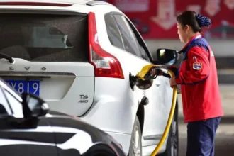 Oil prices hit their highest level since 2022 after rising Iran tensions and possible US military plans disrupted markets, pushing fuel and energy costs higher worldwide.