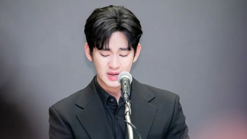 AI Fake Evidence Scandal Damages South Korean Actor Kim Soo-hyun’s Career Police Seek Arrest Warrant Against YouTuber South Korean police are pursuing an arrest warrant for YouTuber and media personality Kim Se-ui over allegations that he created fake evidence using artificial intelligence to defame actor Kim Soo-hyun. Investigators claim the YouTuber manipulated screenshots of text messages and used AI-generated audio to falsely suggest that Kim Soo-hyun had dated late actress Kim Sae-ron when she was underage. The controversy reportedly began shortly after Kim Sae-ron’s death last year. She died at the age of 24, and the incident sparked widespread public discussion across South Korea’s entertainment industry. Alleged AI Audio and Edited Messages According to authorities, Kim Se-ui uploaded a voice recording online that appeared to feature Kim Sae-ron claiming she had been in a relationship with Kim Soo-hyun since middle school. Police now believe the recording was created using AI technology. They also allege that screenshots of private messages were altered to make it appear as though the actress had exchanged texts with the actor. Investigators say the false claims were intentionally spread online to attract attention and generate financial profit through views and engagement. Kim Se-ui has denied wrongdoing. In a recent video, he claimed the investigation against him was an attempt to interfere with his own reporting activities. Career and Mental Health Impact on Kim Soo-hyun The allegations severely affected Kim Soo-hyun’s public image and professional career. Police documents reportedly state that the scandal damaged his reputation, disrupted his business activities, and harmed his ability to continue working in the entertainment industry. Authorities also revealed that the actor is currently receiving psychiatric treatment due to the emotional stress linked to the controversy. Kim Soo-hyun has repeatedly denied all accusations connected to the case. South Korea’s Celebrity Culture Under Pressure Celebrities in South Korea often face intense public scrutiny. Even minor controversies can lead to major backlash, damaged careers, and loss of public support. Before her death, Kim Sae-ron had already faced criticism online following a 2022 drink-driving incident. Despite being considered one of the country’s most talented young actresses, she struggled with public criticism after the case. Following her death, rumors about her alleged relationship with Kim Soo-hyun quickly spread across social media platforms. The controversy gained momentum after the release of the alleged audio recording and edited messages. Kim Soo-hyun’s agency initially denied that the two stars had ever been romantically involved.