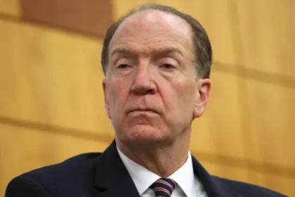 China urged to ease food and fertiliser stockpiles amid global supply strain Key concerns over global shortages Former World Bank president David Malpass has called on China to reduce its large reserves of food and fertiliser to help ease growing pressure on global supply chains. He made the remarks ahead of a high level meeting between Donald Trump and Xi Jinping in Beijing. Malpass said China holds the largest global stock of food and fertiliser materials and argued that easing these reserves could help stabilise markets during a period of disruption caused by conflict affecting key shipping routes. Fertiliser supply disruptions deepen crisis Global fertiliser supplies have been under strain as transport routes face interruptions linked to conflict in the Middle East. Experts warn that reduced availability of fertiliser could significantly lower agricultural output worldwide. Industry leaders estimate that the disruption could threaten billions of meals each week and place the greatest burden on low income countries that depend heavily on imported food and fertiliser. One major fertiliser industry executive has warned that lower usage could reduce crop yields and trigger competition among countries for limited food supplies. China’s export limits under scrutiny China has restricted exports of several fertiliser types since March, stating that it aims to secure domestic supply. These controls add to earlier limits introduced over recent years. The country plays a major role in global fertiliser production, contributing around a quarter of worldwide output. Its exports previously generated more than thirteen billion dollars annually. Malpass criticised Beijing for continuing to present itself as a developing economy despite its position as the world second largest economy. He suggested that China should reconsider its status in global institutions such as the World Trade Organization and international financial bodies. China responds to criticism A spokesperson for the Chinese embassy in Washington said China remains committed to supporting stability in global food and fertiliser markets. The statement added that the causes of current supply disruptions should not be attributed solely to China. Global implications ahead of diplomatic talks The comments come as international leaders prepare for discussions aimed at addressing trade tensions, supply chain instability, and energy security concerns. Fertiliser availability and food security are expected to be key topics during the meeting.