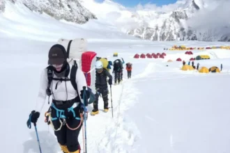 Everest Route Reopens After Ice Block Clears, Safety Concerns Grow